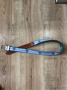 Doc Murphy belt features blue and white striped canvas reversible